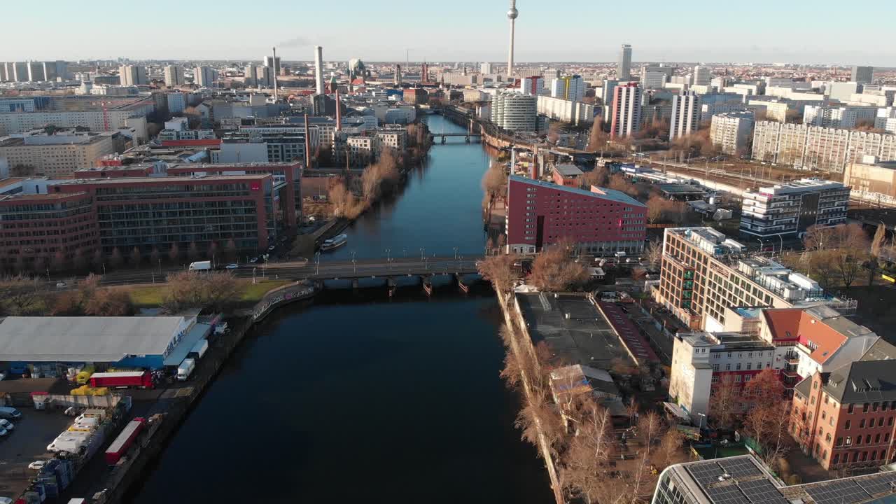 Berliner Mauer von der Spree, Drohnenflug entlang des Flusses zeigt Berliner Fernsehturm in 4K 24fps