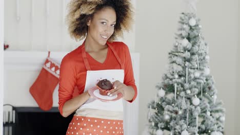 Glückliche-Junge-Afrikanische-Frau-Feiert-Weihnachten