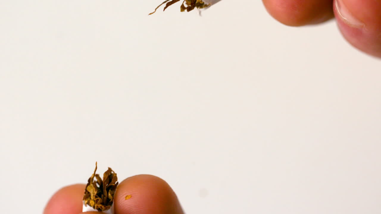 손가락을 러서 담배를 깨뜨리는 것