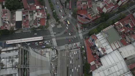 aumento de la ciudad de méxico aérea: tráfico urbano conduciendo en la calle concurrida a continuación