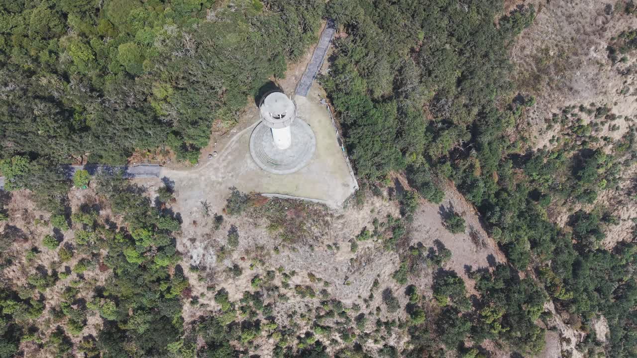 Prospettiva aerea della Torre di Resunga, che mostra una struttura in cima a una collina circondata da paesaggio naturale e vegetazione.