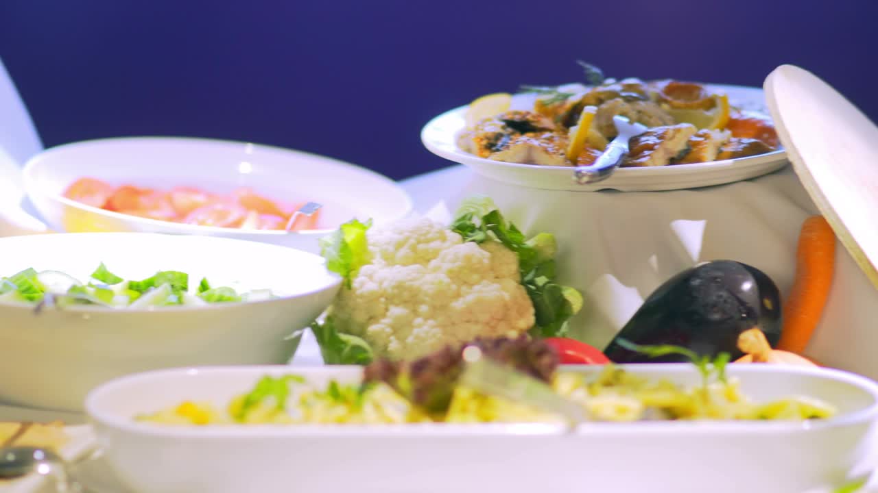 레스토랑 손님 들 은 뷔페 에서 음식 을 선택 한다