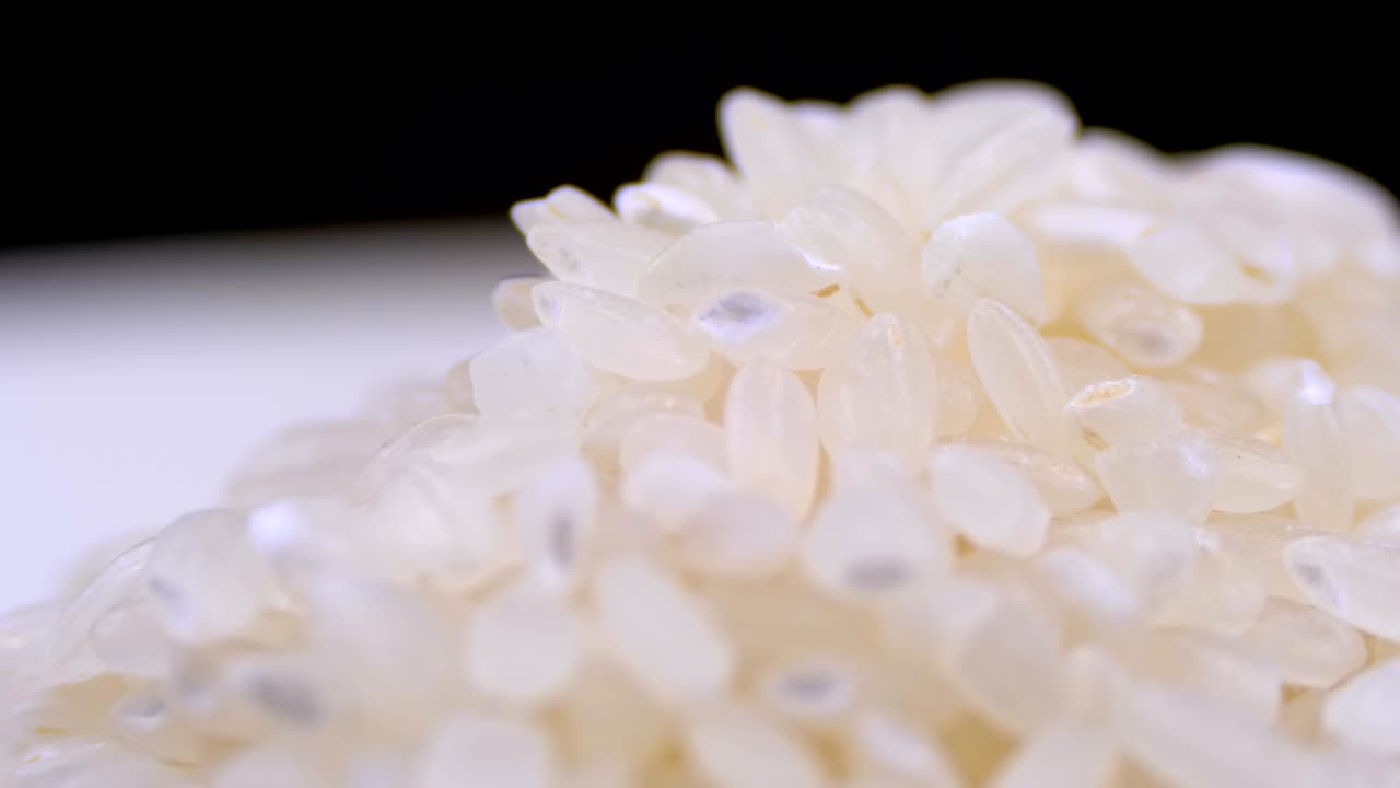 원시  곡물은 근접으로 회전합니다.