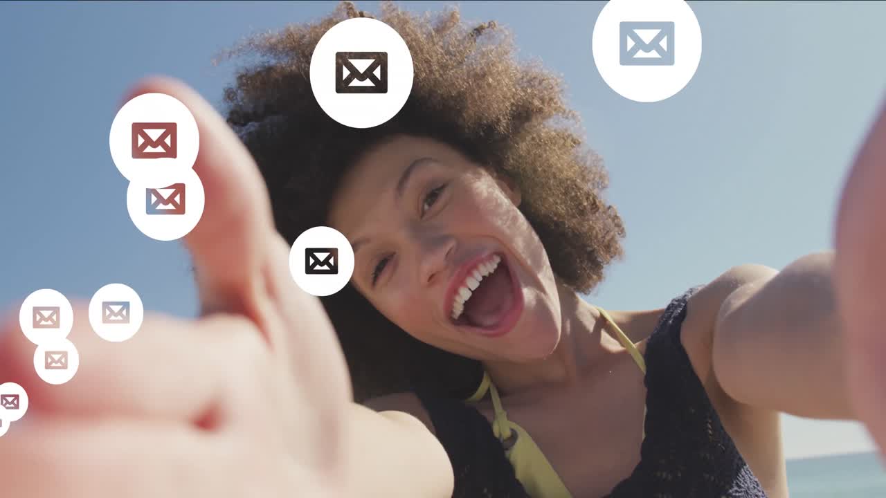 animación de iconos de correo electrónico de las redes sociales sobre una mujer sonriente sonriendo a la cámara en la playa