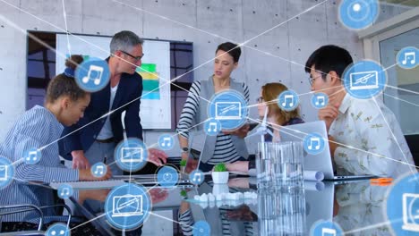 animación de una red de iconos digitales sobre diversos colegas discutiendo juntos en la oficina