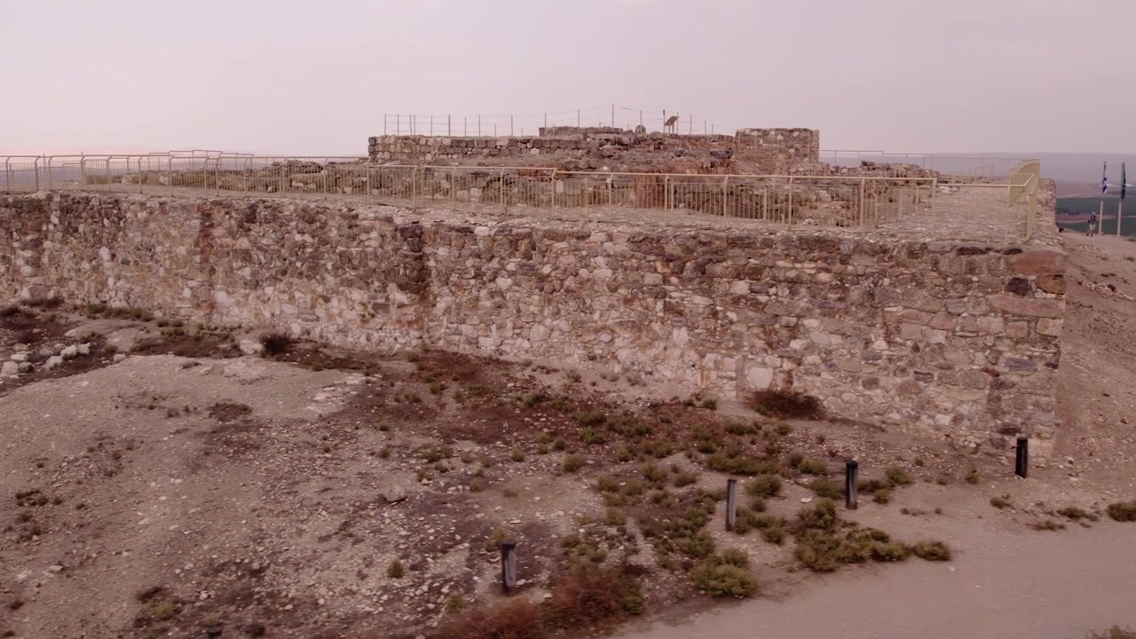 Vista da drone di antiche mura in pietra in un sito archeologico mediorientale