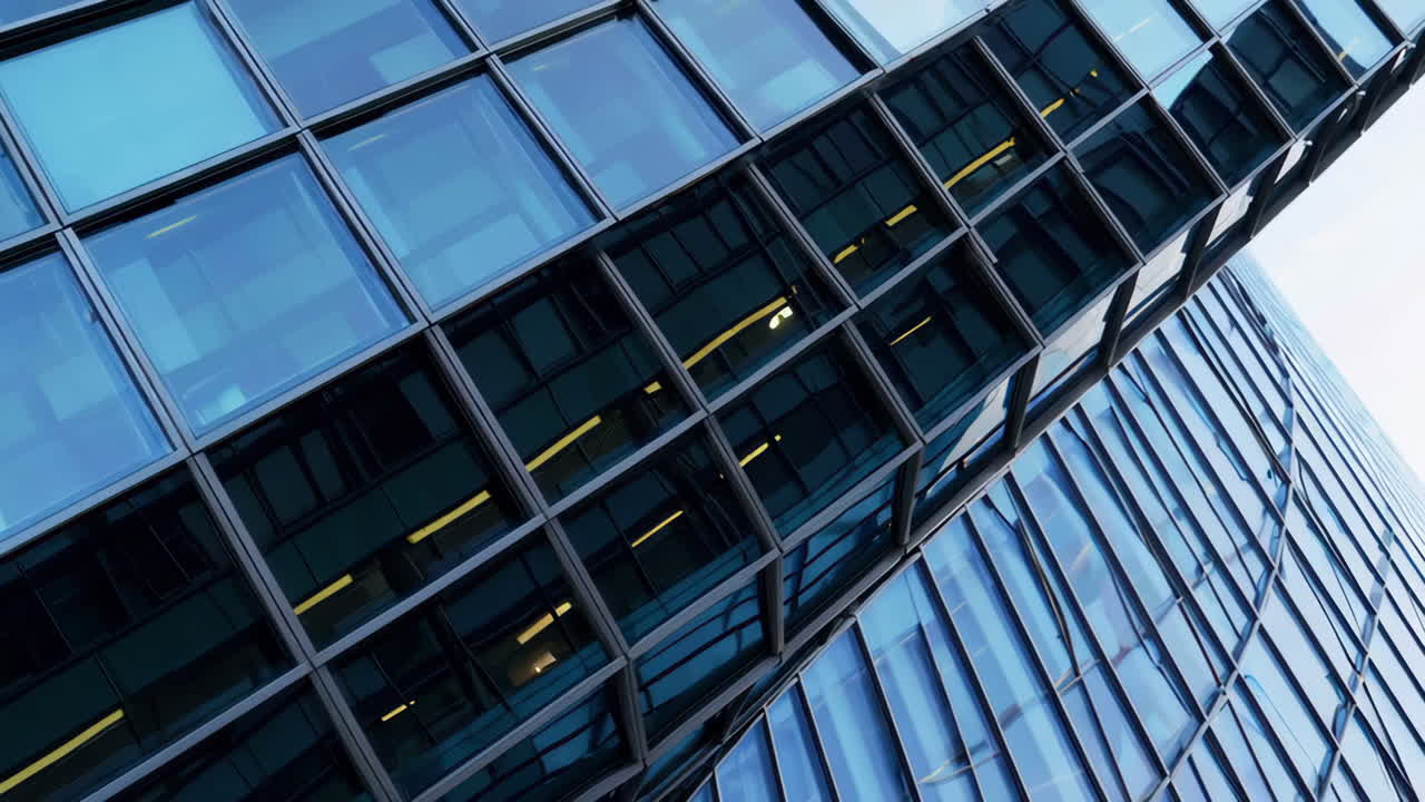 La fachada de vidrio de un edificio moderno con reflejos