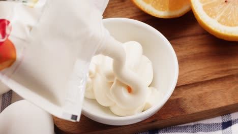 haciendo un plato con mayo y cítricos
