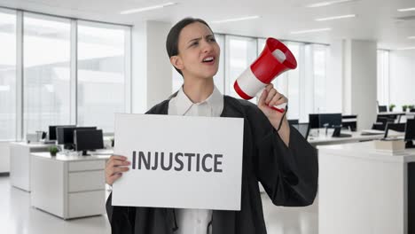 una abogada india enojada protestando contra la injusticia