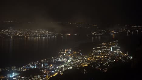 Noche-Oscura-Con-Fuegos-Artificiales-Ocasionales-En-Askoy-Cerca-De-Sandviken-Y-Eidsvaagneset-En-Las-Afueras-De-Bergen---Clip-Estático-Visto-Desde-La-Montaña-Stoltszen-Temprano-En-La-Víspera-De-Año-Nuevo