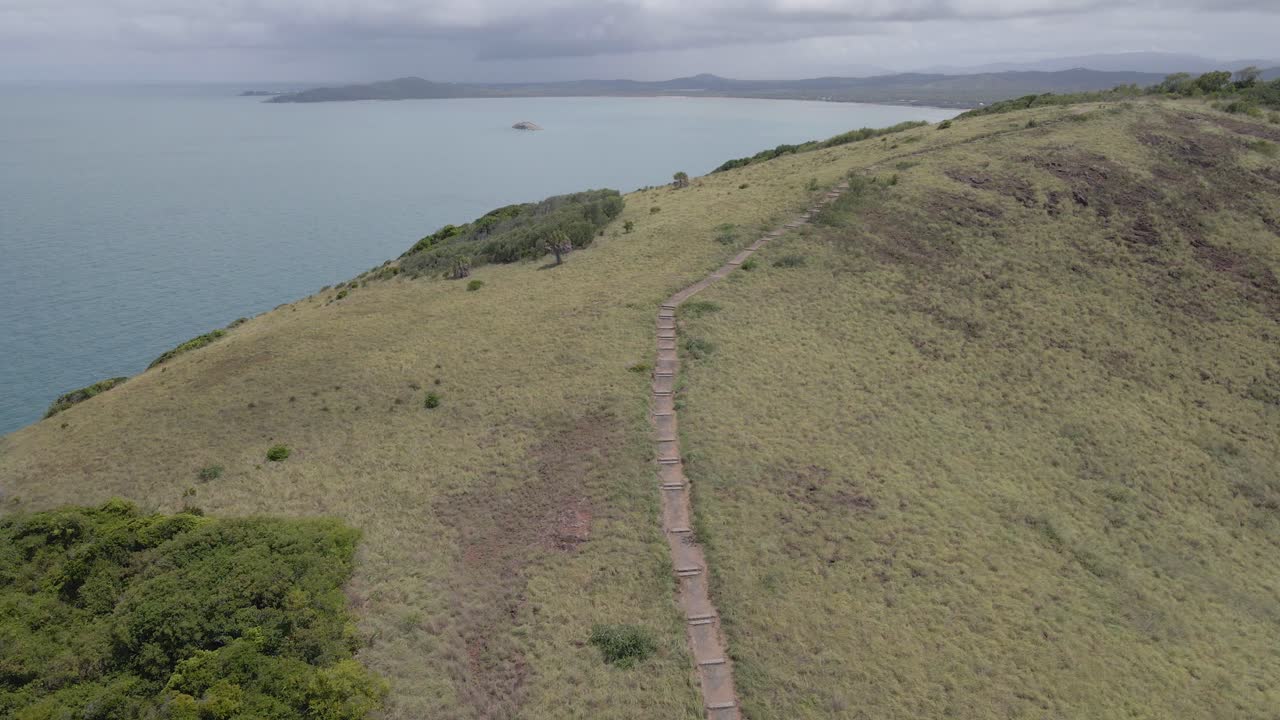 пешеходные дорожки, ведущие к смотровой площадке на вершине в национальном парке "побережье козерога" в штате клд, австралия