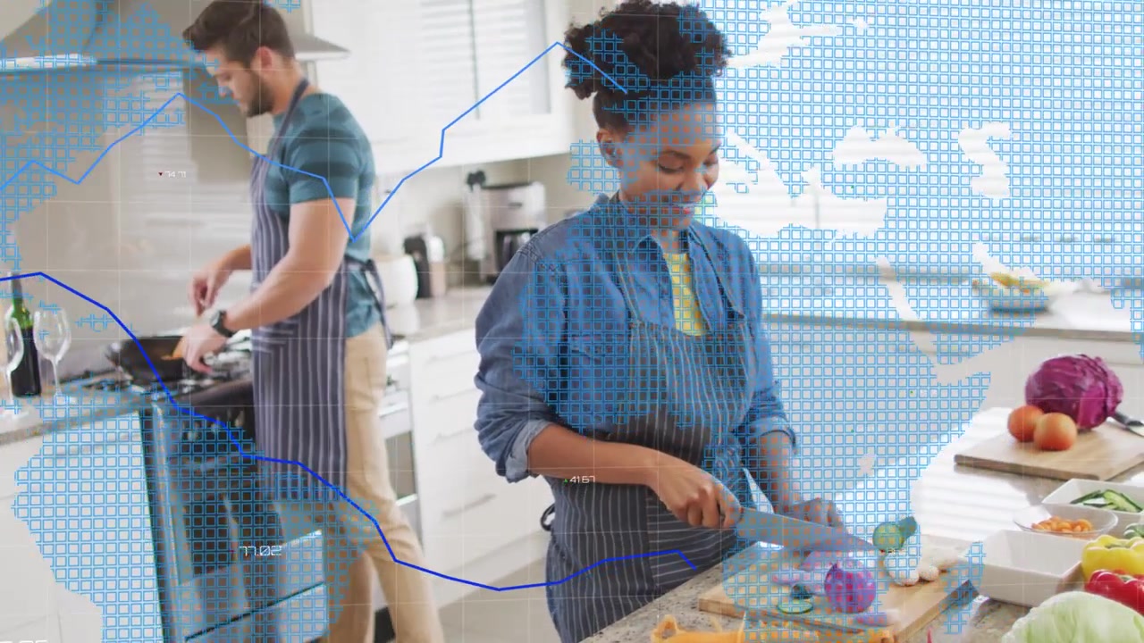 Casal picando e mexendo, preparando refeição na cozinha, com gráficos tecnológicos azuis aparecendo e varrendo a frente.