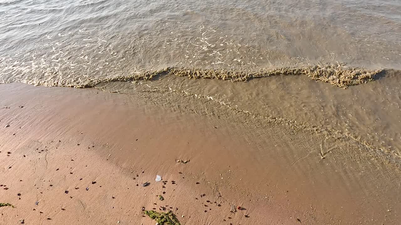 해변의 파도와 선박 붕괴