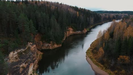 Klippen-Von-Erglu-Und-Tolle-Aussicht-Auf-Den-Fluss-Gauja-Cesis,-Lettland