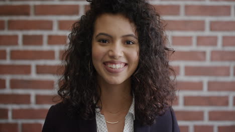 Retrato-Atractivo-Joven-Hispano-Mujer-De-Negocios-Sonriendo-Feliz-Disfrutando-De-Un-Estilo-De-Vida-Profesional-Elegante-Ejecutivo-Femenino-Independiente-Cámara-Lenta