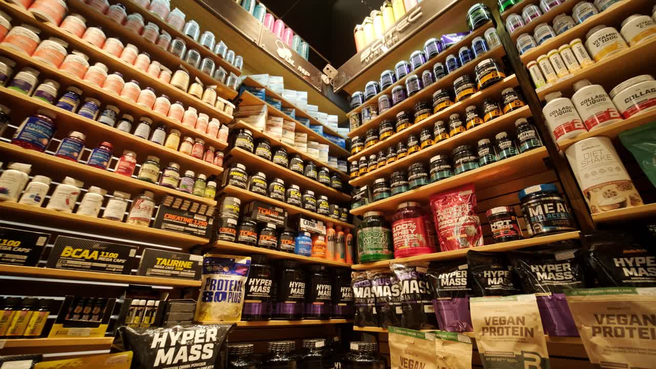 스포츠 영양 상점 인테리어에는 다양한 영양 보충제가 있습니다.