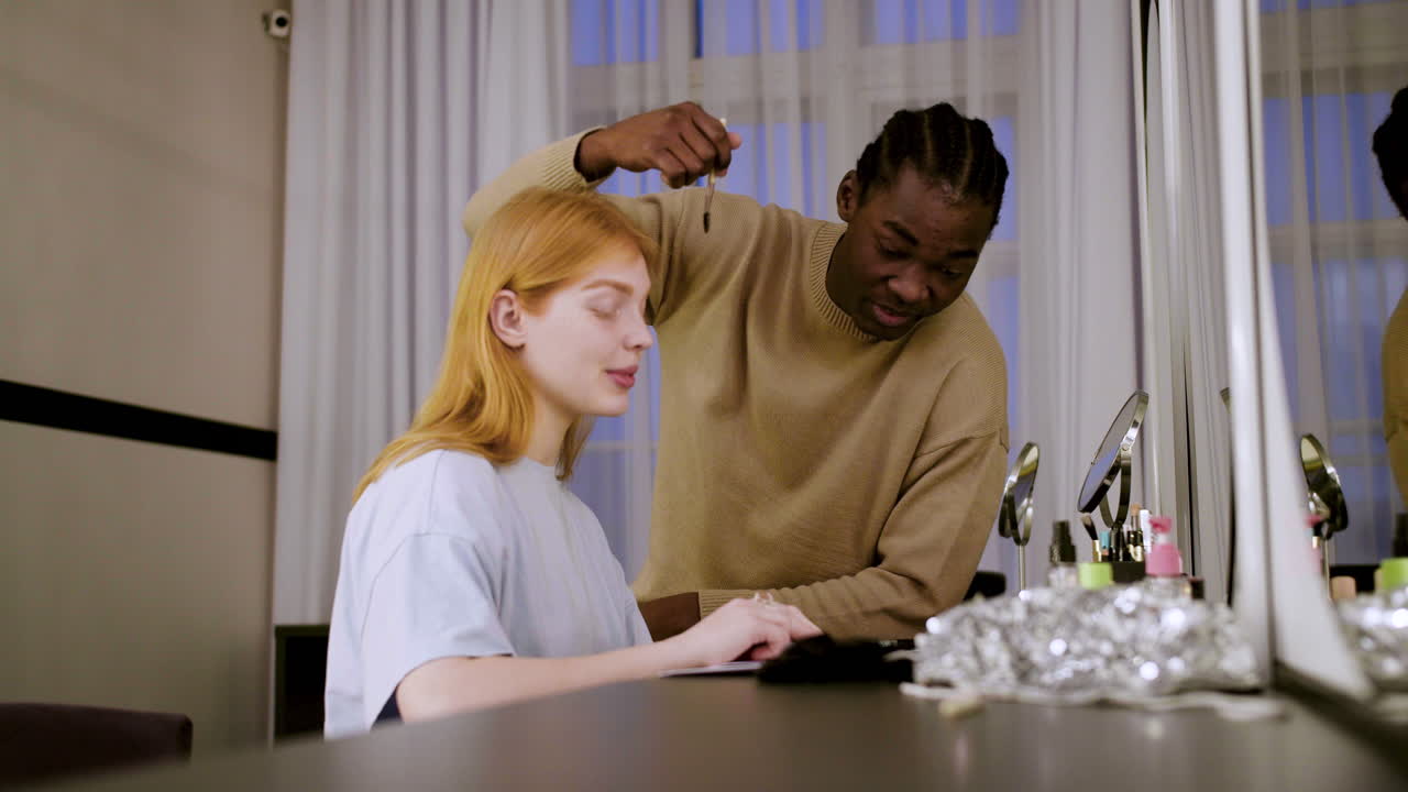 mujer joven leyendo el guión en el vestuario