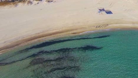 Vista-Aérea-De-La-Popular-Playa-De-Manganari,-Isla-De-Ios