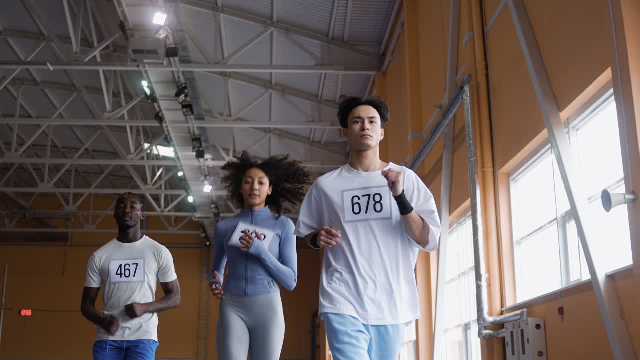 personas corriendo en interiores