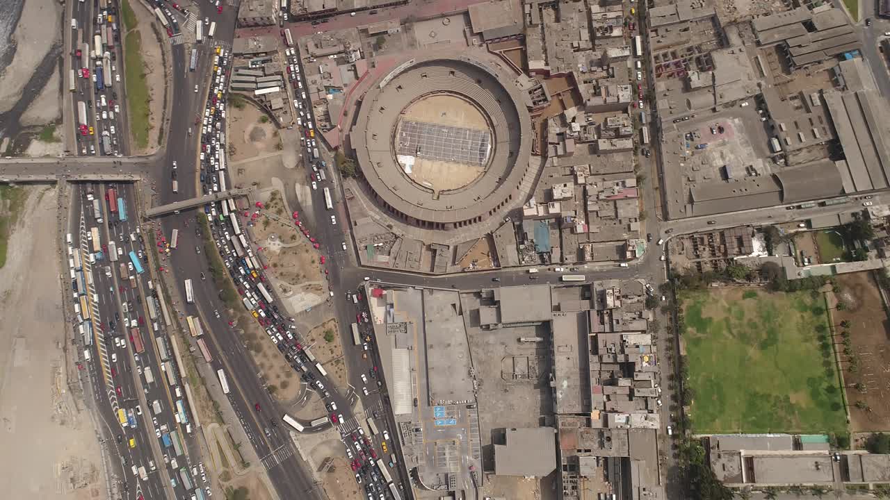 아초 (plaza de toros) 는 페루의 리마에서 가장 오래된 황소 싸움 경기장입니다.
