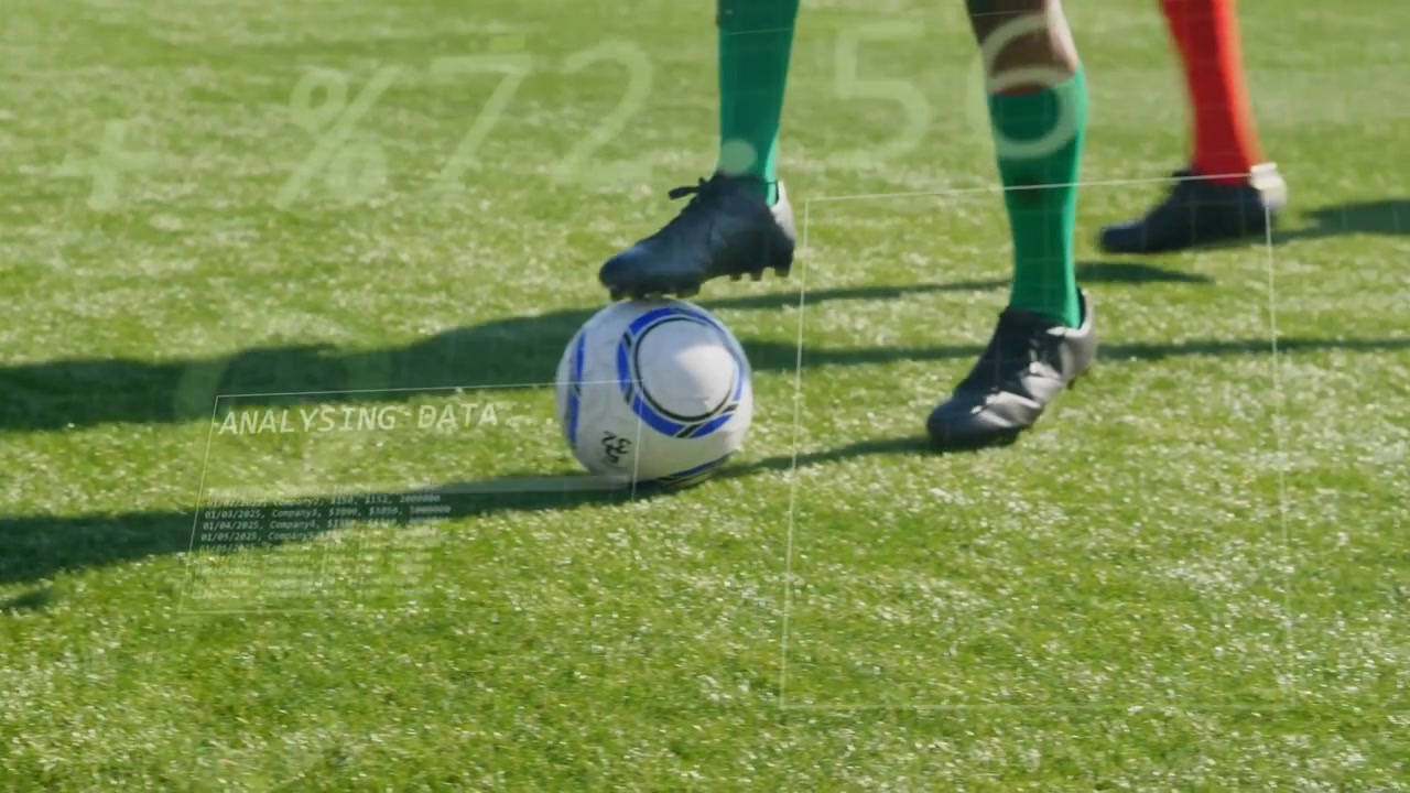 Spiller i grønt sæt kontrollerer bolden og bevarer boldbesiddelsen, mens modstanderen nærmer sig, med en sports-HUD, der analyserer.