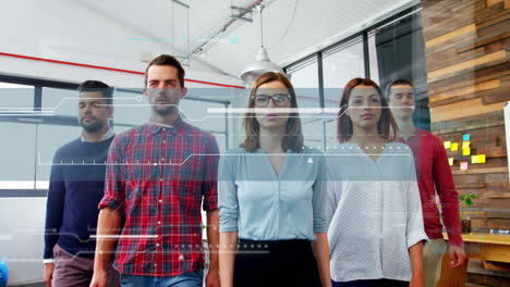 animación de datos sobre diversos colegas de negocios masculinos y femeninos que caminan en la oficina