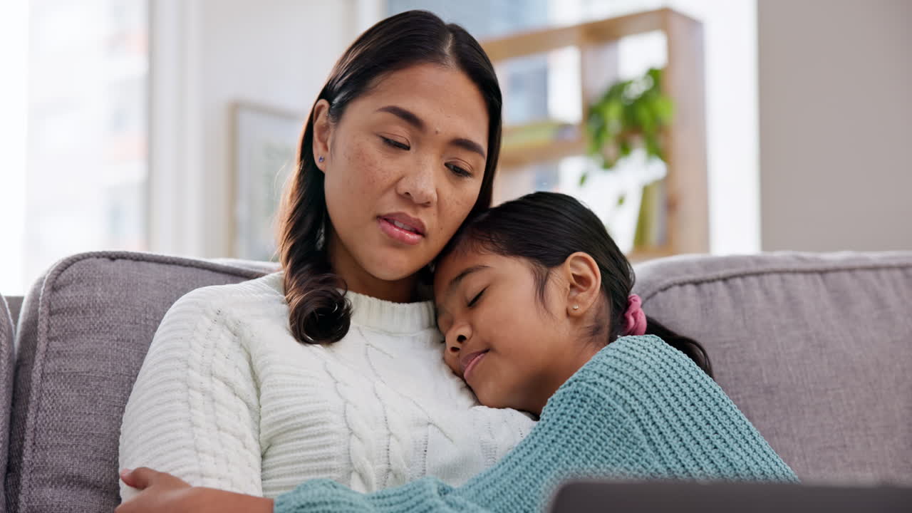 집, 소파에 있는 엄마와 딸