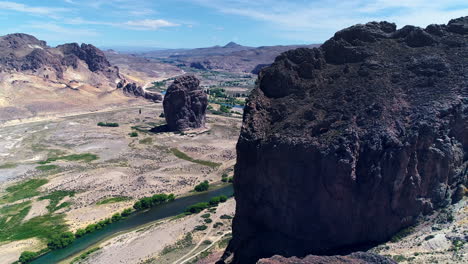 Tiro-De-Apertura-Con-Un-Drone-Sobre-La-Piedra-De-Piedra-Parada-En-Argentina,-Provincia-De-Chubut.