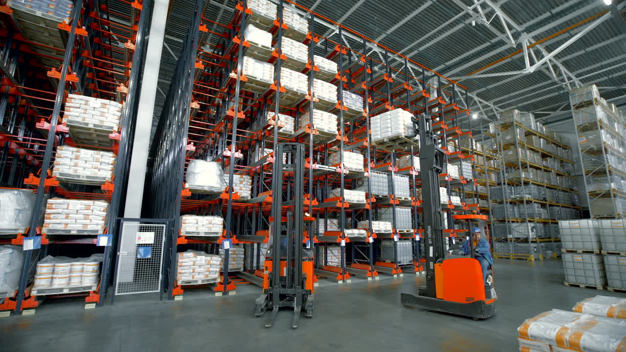 almacén automatizado con carretilla elevadora