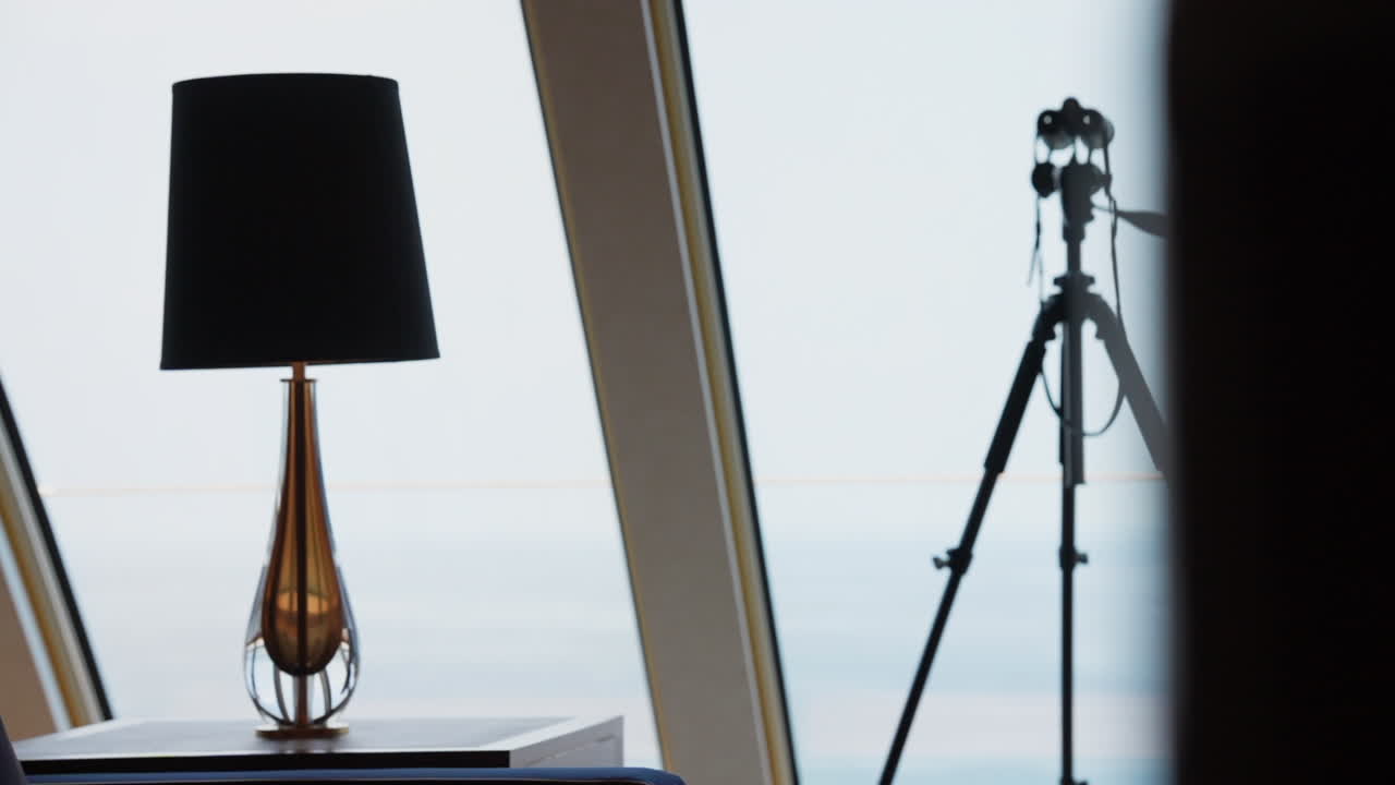 크루즈 근접 촬영 싱가포르의 테이블 램프와 쌍안경