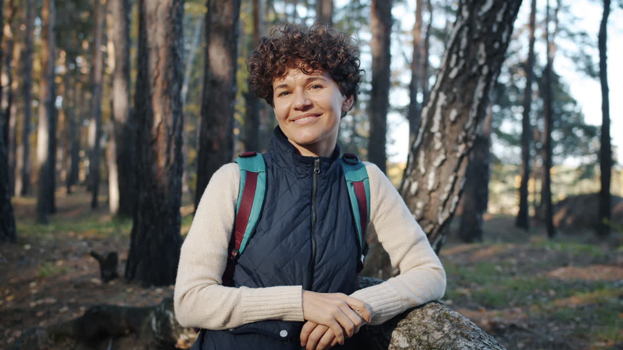 mujer caminando en un bosque