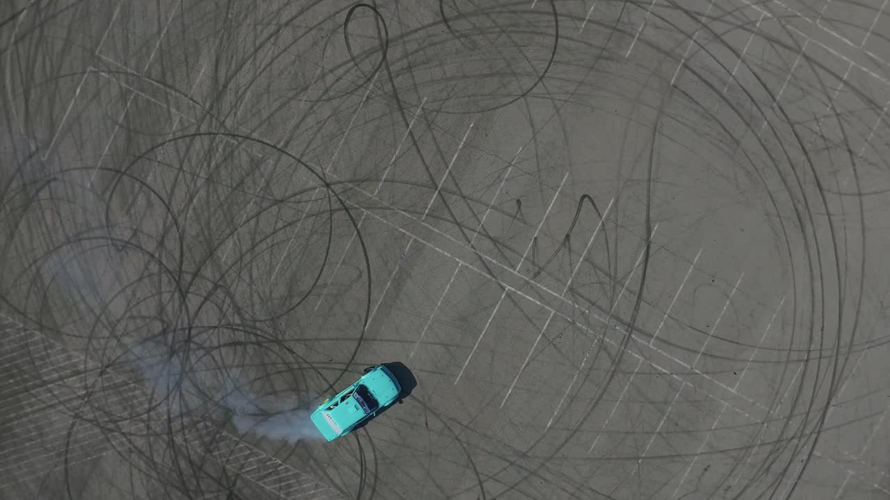 스포츠카에 떠다니는 운전자 훈련의 공중 사진.