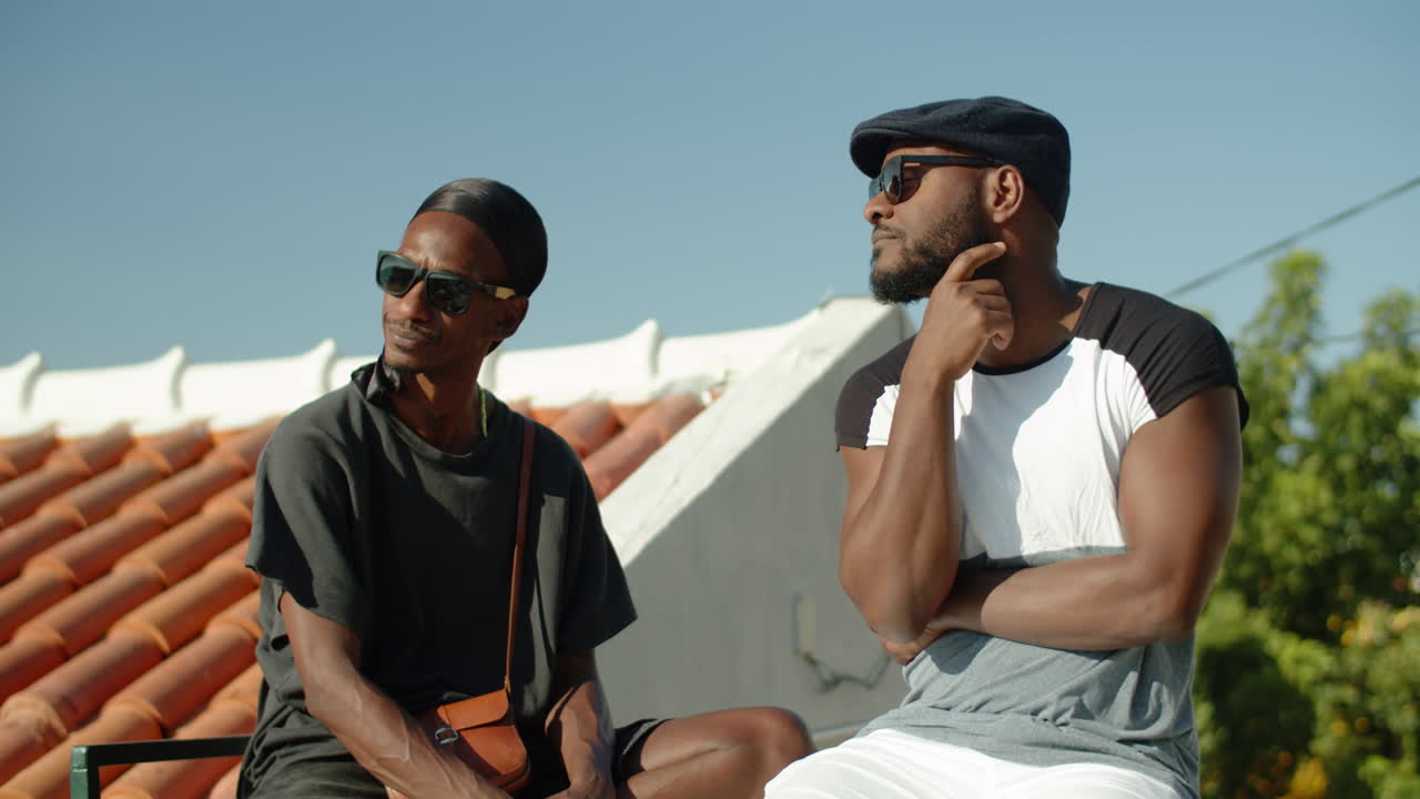 средний снимок гей-пары, размышляющей над решением проблемы