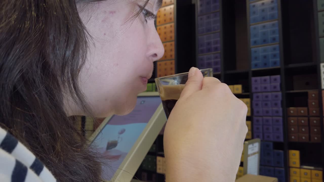 mujer degustando té en una tienda de té