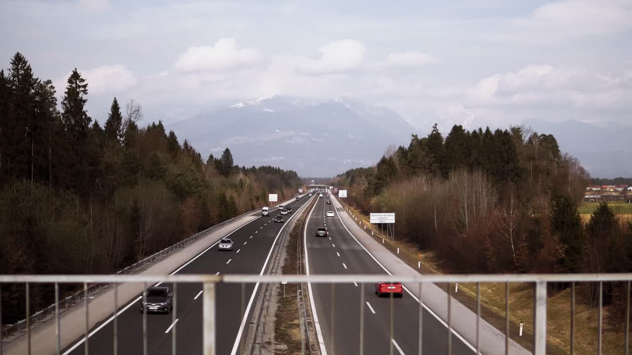 고속도로를 달리는 자동차