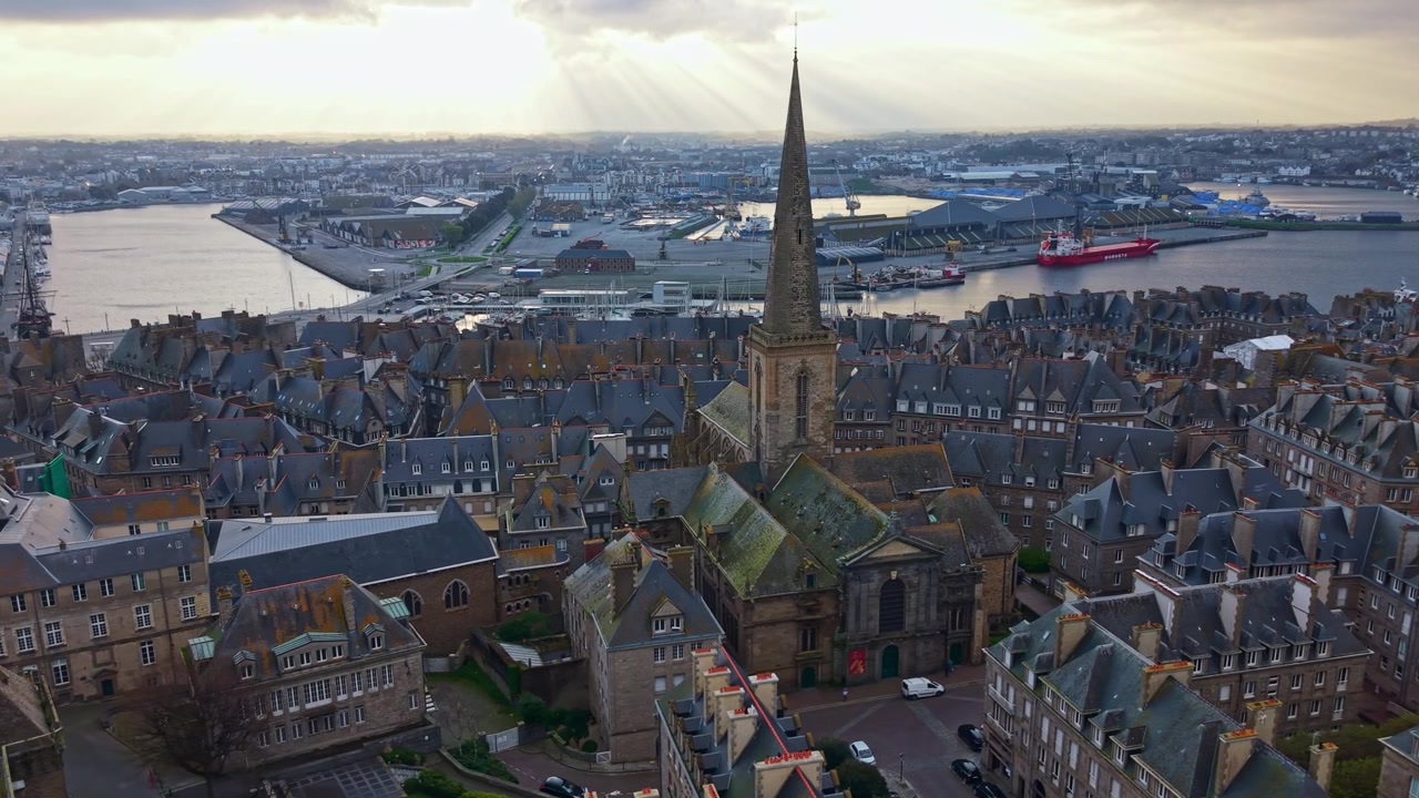 フランス、ブルターニュ地方の夕暮れ時、歴史的なサン・マロ市。背景にはサン・ヴァンサン大聖堂とヴォーバン港。空撮ドローンによる横からのパノラマビュー。