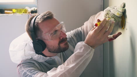 builder repairs plug and passes out getting electric shock