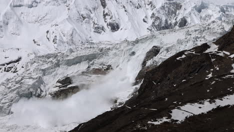 Vistas-De-Una-Pequeña-Avalancha-En-La-Región-De-Manaslu-En-Nepal,-Himalaya