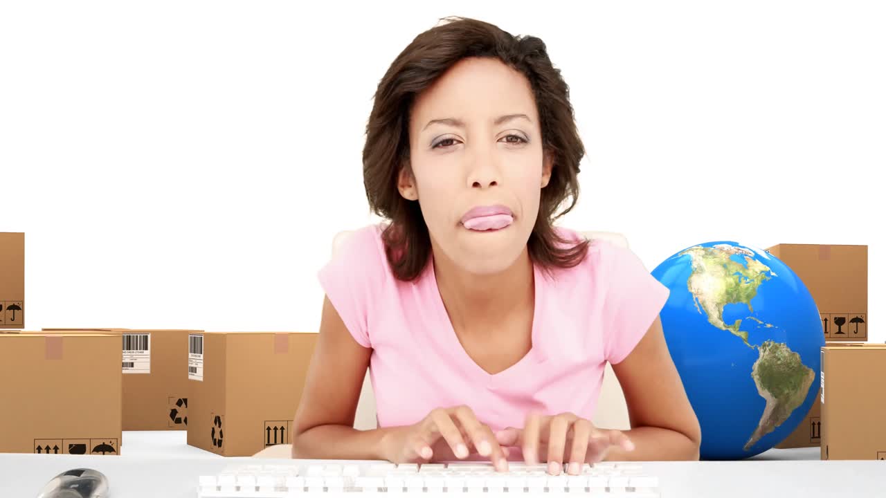 animación de una mujer escribiendo en teclados de computadora con pilas de cajas en un fondo blanco