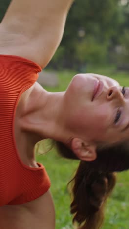 mujer practicando yoga al aire libre