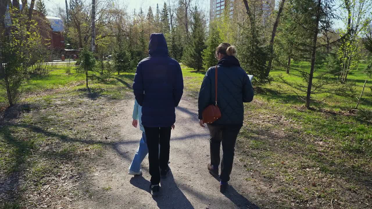 Famiglia a passeggio in un parco in una giornata di sole