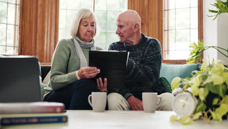 Finanzas,-Documentos-Y-Pareja-De-Ancianos-En-Un-Sofá.