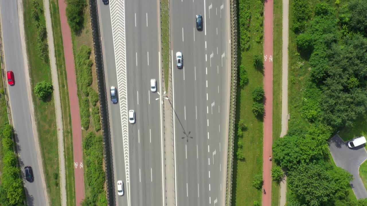 고속도로의 교통 체증, 고속도로를 달리는 빠른 자동차, 추상적 속도 교통 배경