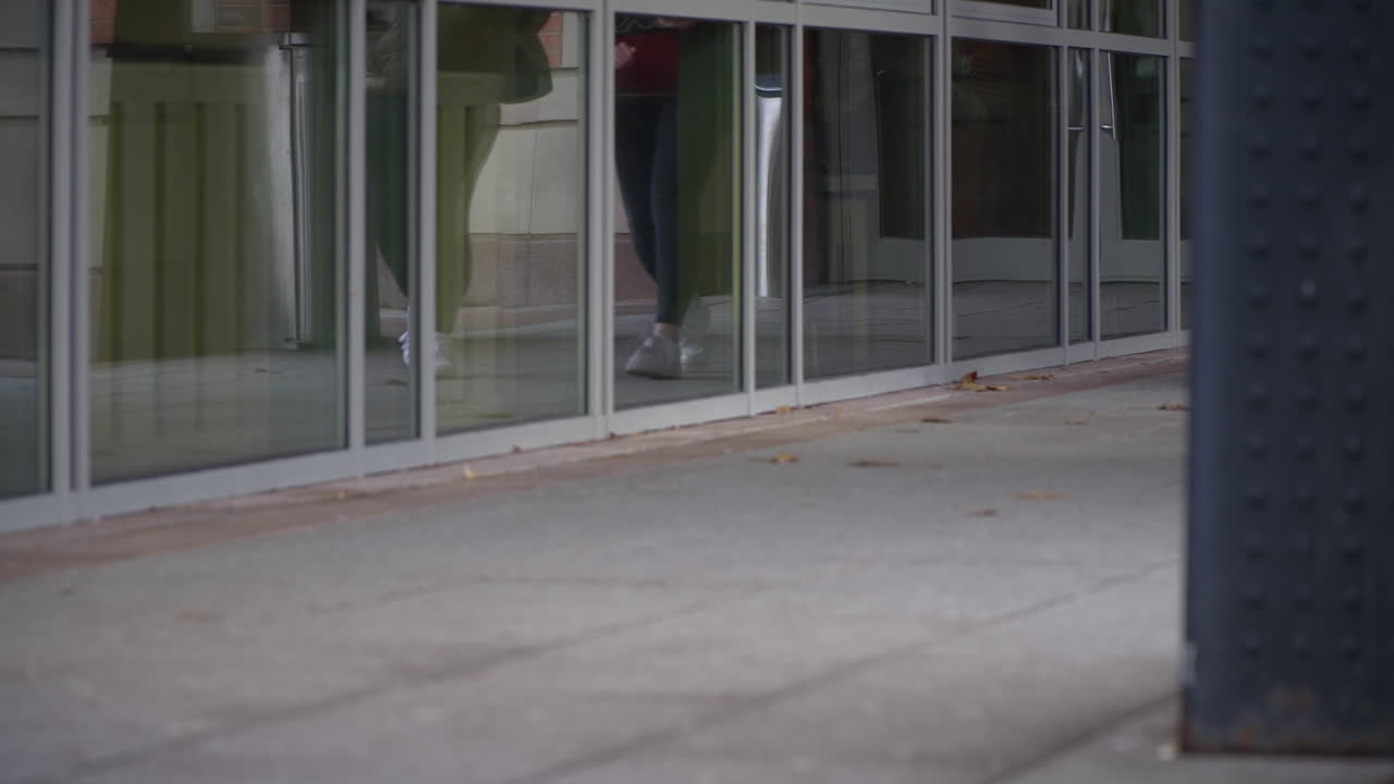 estudiantes universitarios caminando fuera de los edificios del campus, anónimos