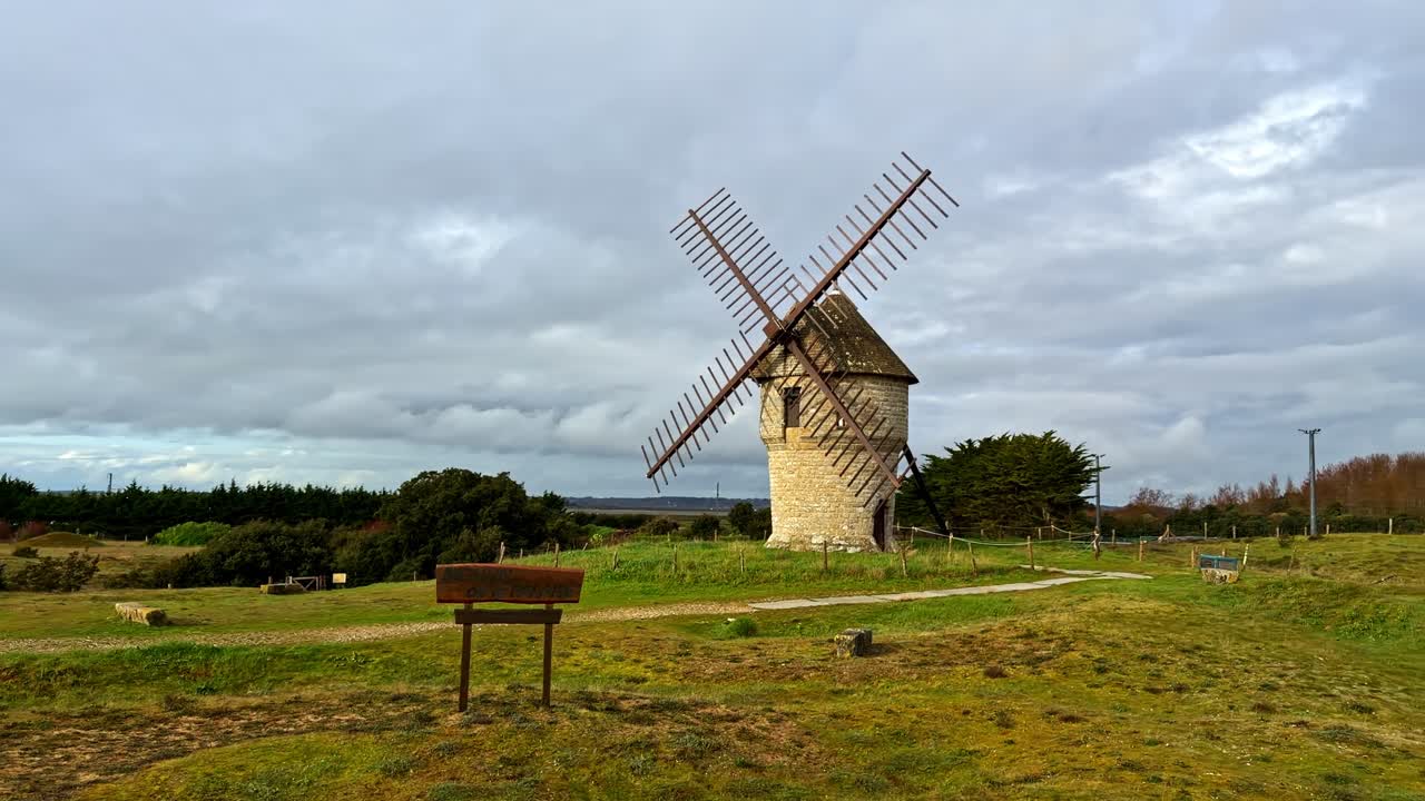 Panorámica aérea del molino de viento Moulin de la Falaise en Le Croisic, Francia.