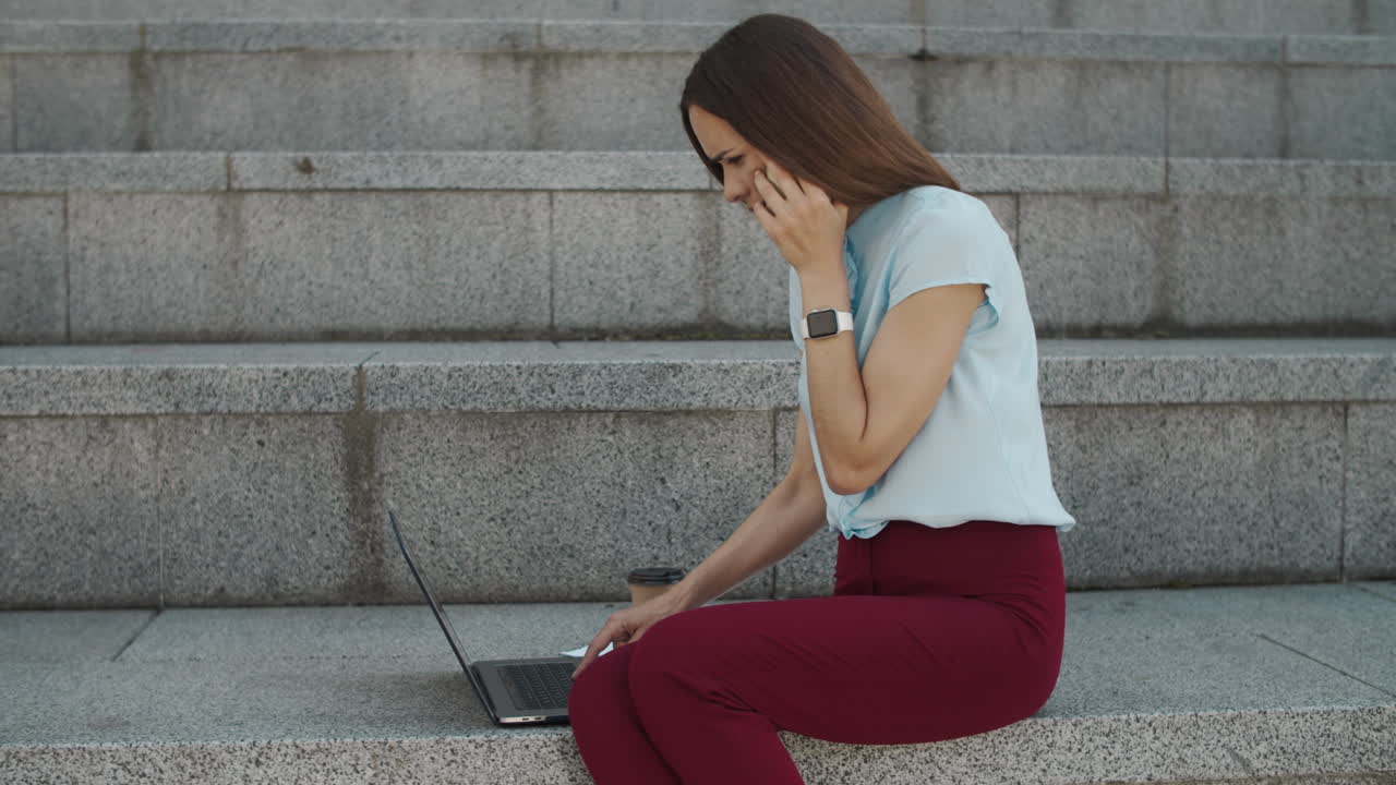 mujer de negocios leyendo buenas noticias en la computadora portátil. trabajadora hablando en el teléfono inteligente