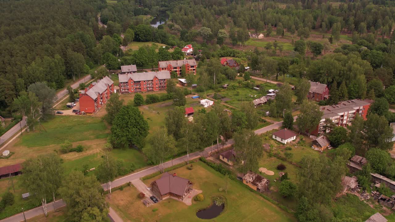 la pequeña ciudad de staicele junto al río salaca