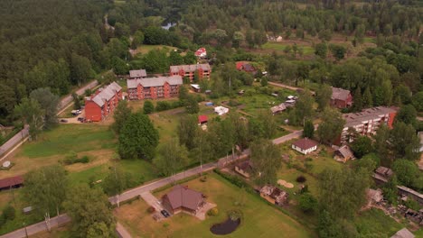 El-Pequeño-Pueblo-De-Staicele-Al-Lado-Del-Río-Salaca