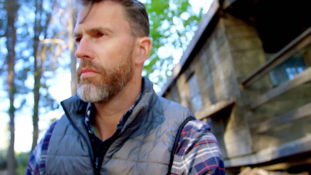 hombre maderero bebiendo agua en el bosque 4k