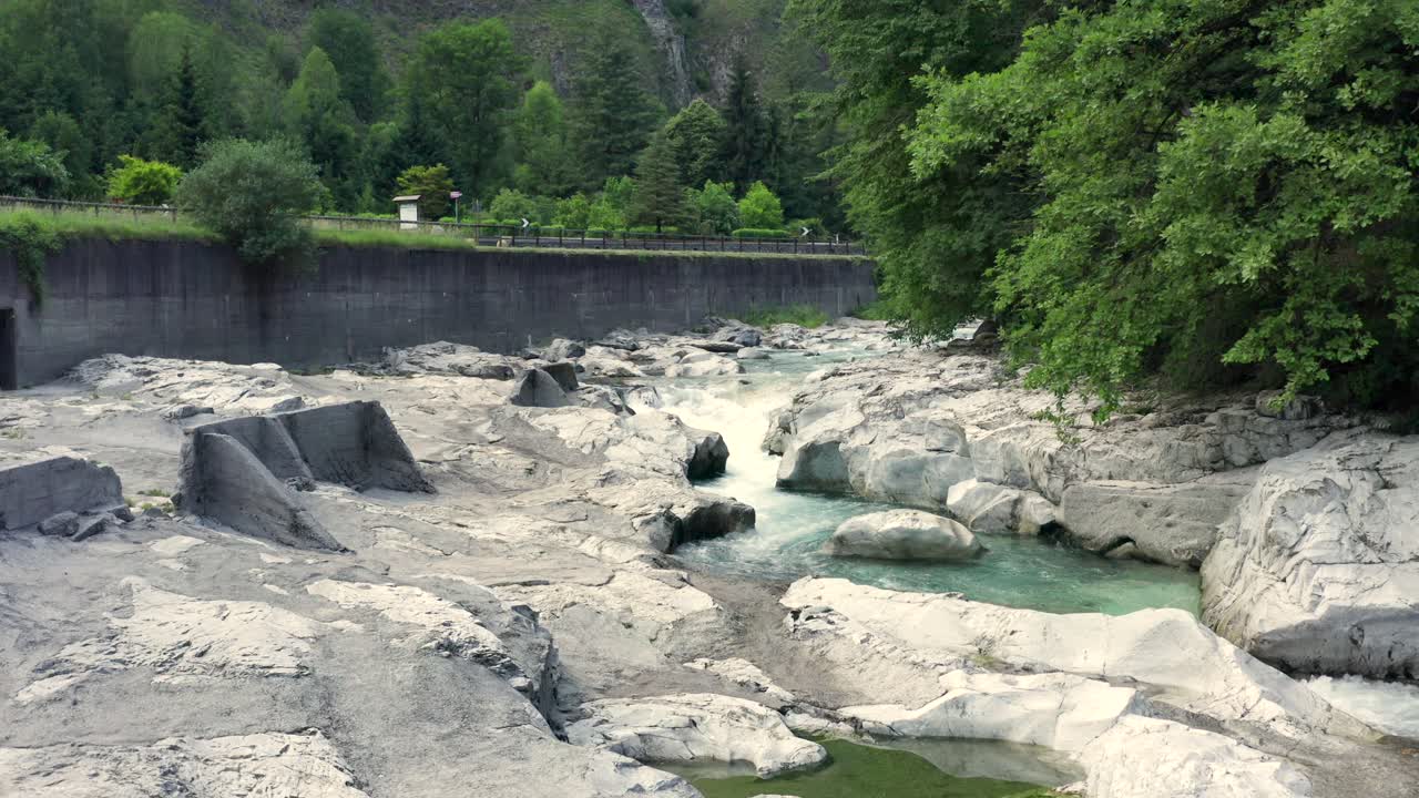 크리스탈처럼 푸른 물이 있는 놀라운 세리오 강, 베르가모, 세리아나 계곡, 이탈리아